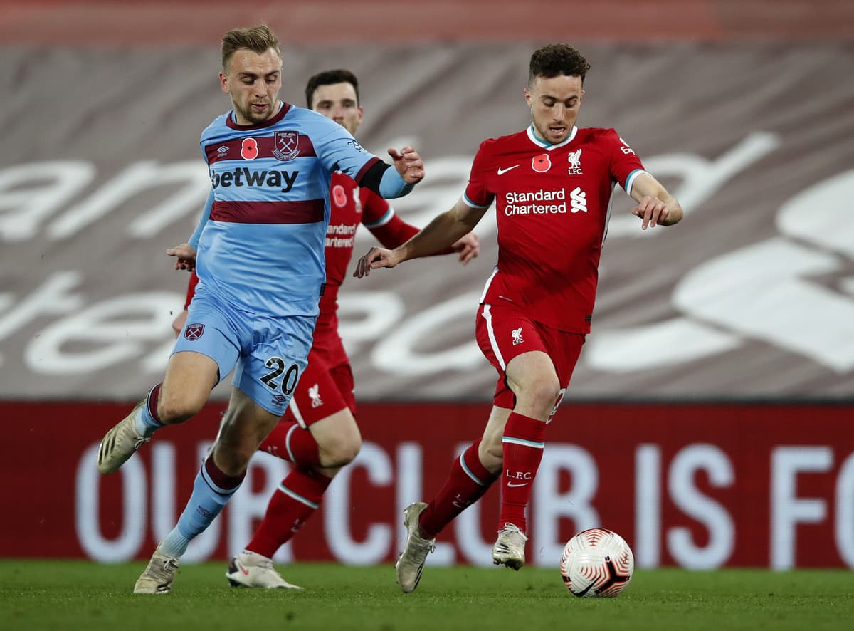 Jarrod Bowen battles for the ball