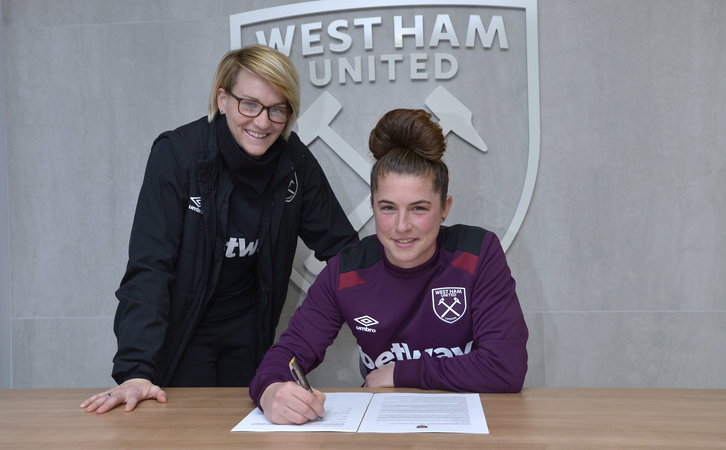 Molly Clark signs her West Ham contract with Karen Ray