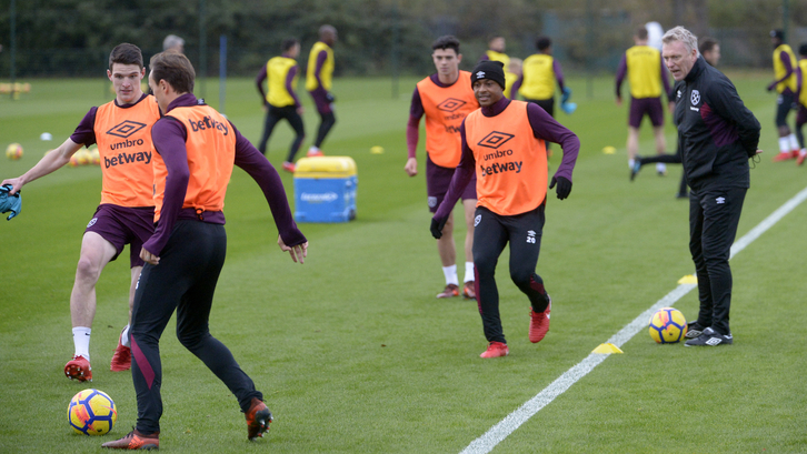 Moyes looks on as Declan Rice and Andre Ayew engage in a training activity