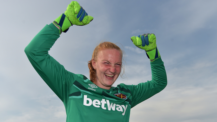 Courtney Brosnan signs for West Ham United women