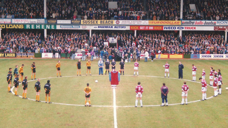 Players line up to pay tribute to Bobby Moore