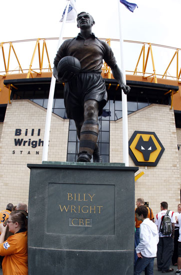 Billy Wright statue at Molineux