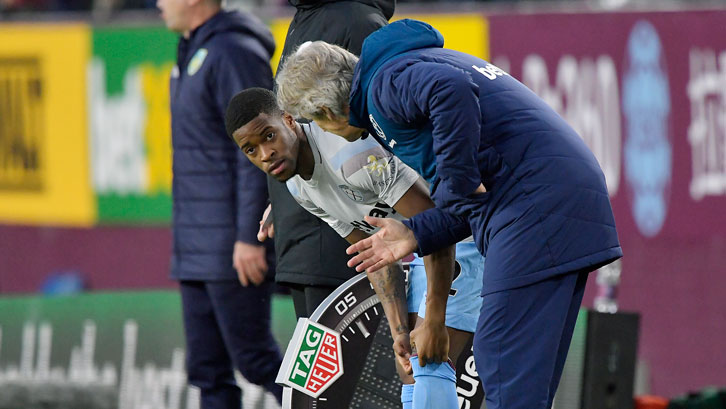 Xande Silva receives final instructions from Manuel Pellegrini at Turf Moor