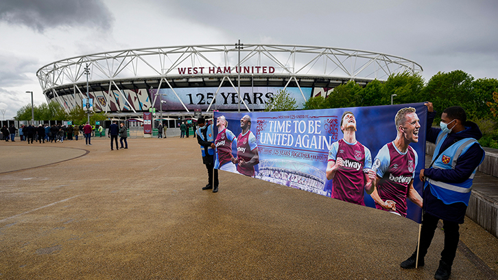 Fans back banner