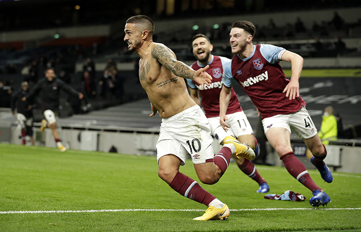 Manuel Lanzini celebrates