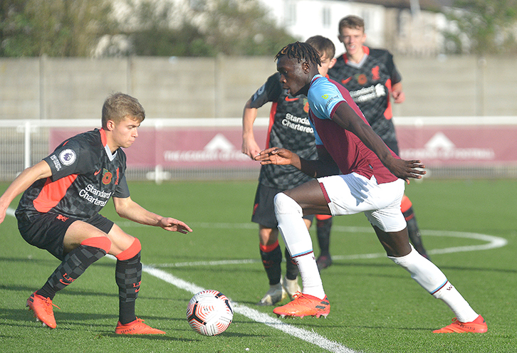 Emmanuel Longelo attacks Liverpool U23s in Premier League 2