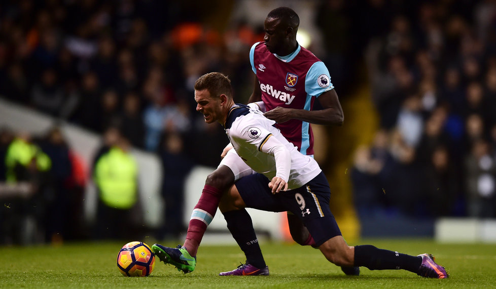 Cheikhou Kouyate battles with Vincent Janssen