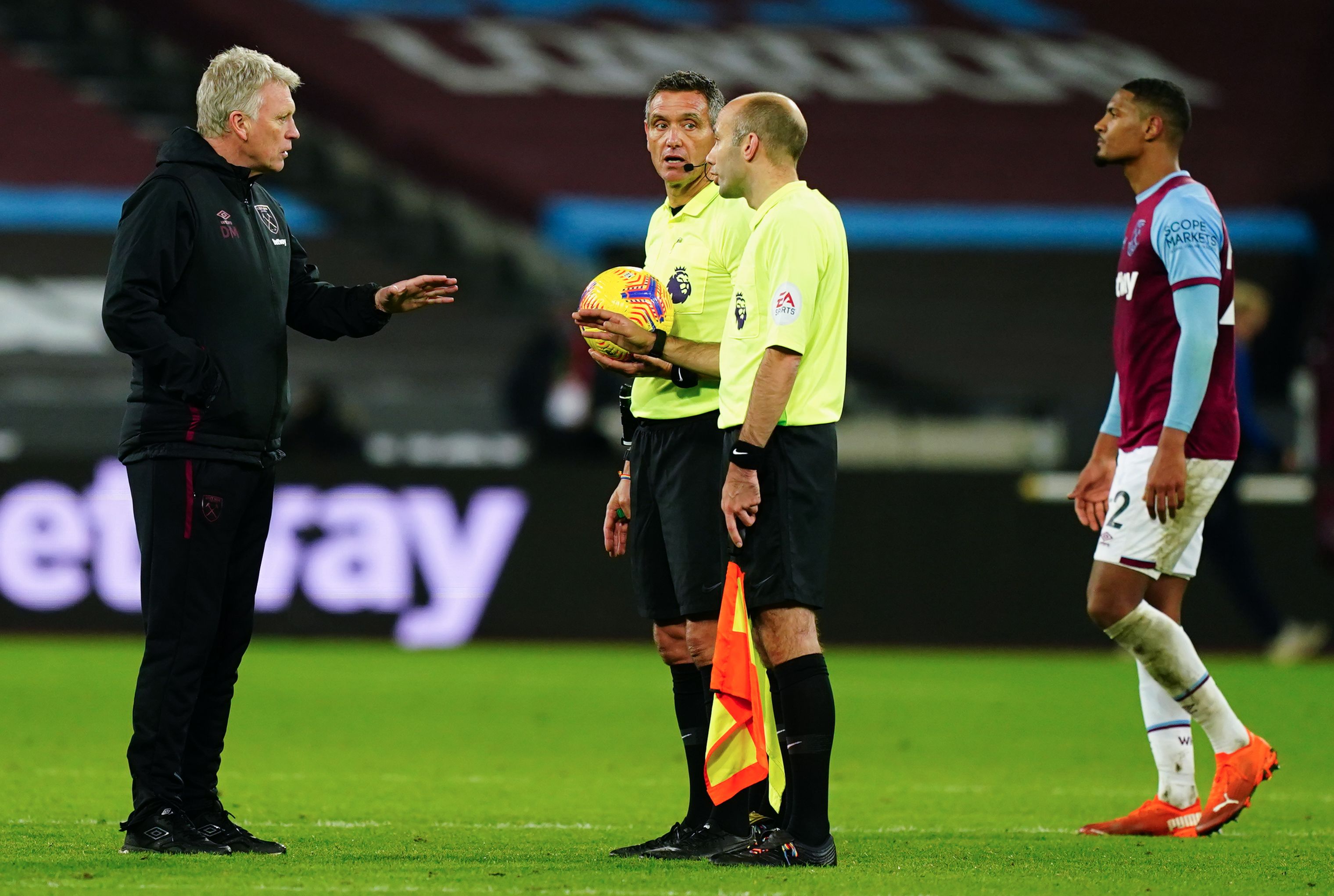 David Moyes speaks to the officials after the full-time whistle