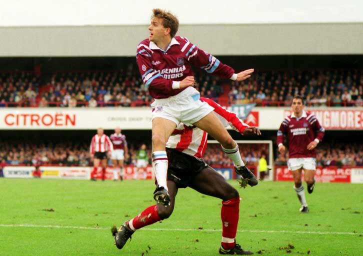 The Bees and Irons drew 0-0 at Griffin Park in December 1992