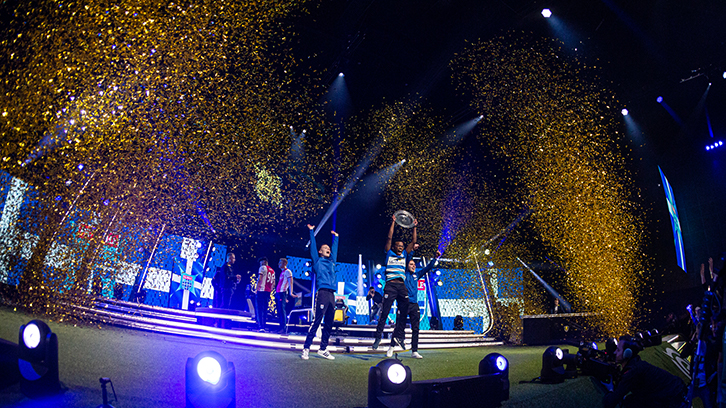 Jonas (holding the trophy) and PEC Zwolle celebrate their eDivisie win last season