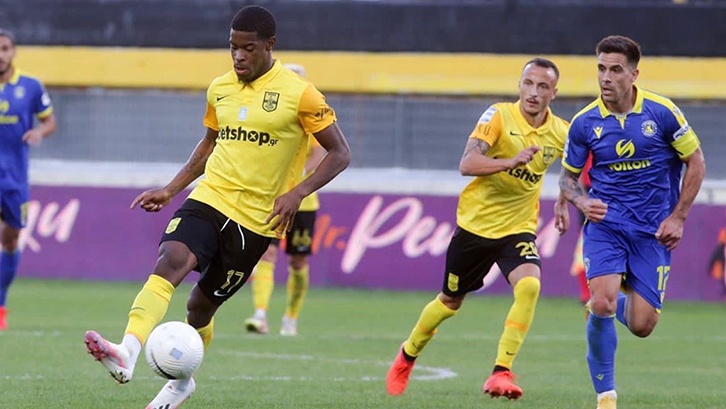 Xande Silva in action for Aris FC