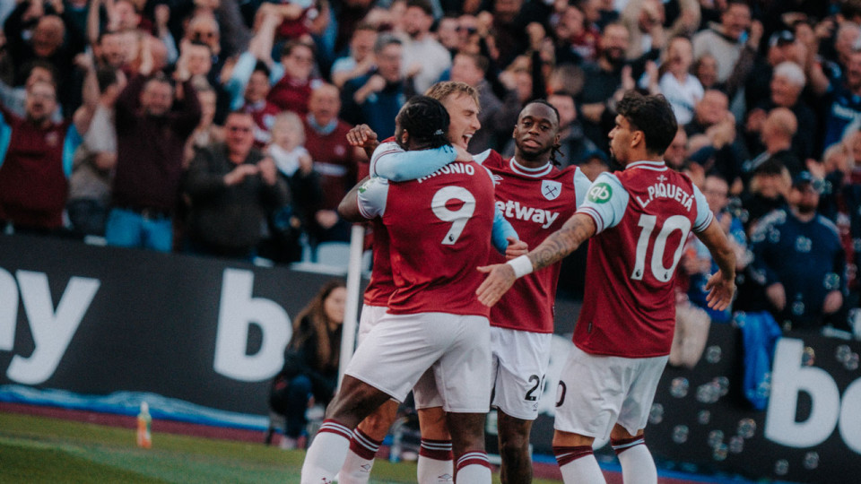 Players celebrate v Ipswich Town